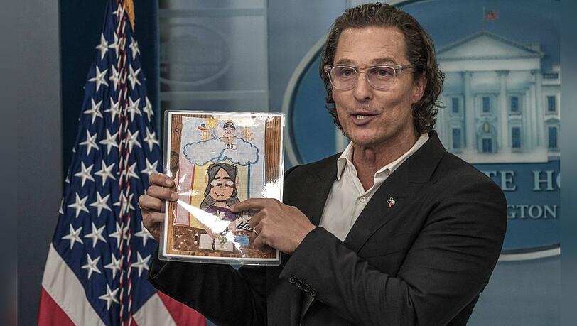 Matthew McConaughey zeigt ein Bild der zehnjährigen Alithia Ramirez, die bei dem Attentat in Uvalde ums Leben gekommen ist.