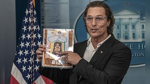 Matthew McConaughey zeigt ein Bild der zehnjährigen Alithia Ramirez, die bei dem Attentat in Uvalde ums Leben gekommen ist.
