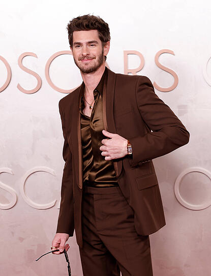 Auch Andrew Garfield setzt auf den Trend monochrome und sieht sexy aus. Und das in einem tollen Braunton von Gucci. Mit Fliege oder Krawatte wäre es perfekter gewesen, aber definitiv einer der modernsten Looks auf dem Teppich. I like!
