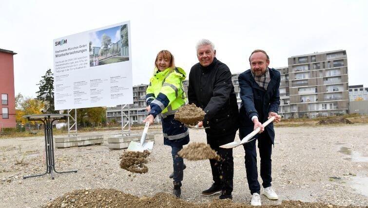 OB Dieter Reiter (Mitte), SMW-Geschäftsführerin Gabriele Jahn und Immobilienleiter Bernhard Boeck beim traditionellen Spatenstich OB Dieter Reiter (Mitte), SMW-Geschäftsführerin Gabriele Jahn und Immobilienleiter Bernhard Boeck beim traditionellen Spatenstich