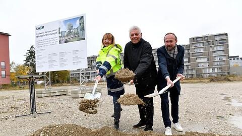 OB Dieter Reiter (Mitte), SMW-Geschäftsführerin Gabriele Jahn und Immobilienleiter Bernhard Boeck beim traditionellen Spatenstich