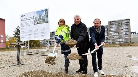 OB Dieter Reiter (Mitte), SMW-Geschäftsführerin Gabriele Jahn und Immobilienleiter Bernhard Boeck beim traditionellen Spatenstich