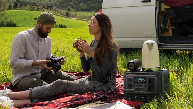 Ob Home Office oder Campingplatz - mit den Powerstationen von BLUETTI sind Sie jederzeit gut und günstig mit Strom versorgt.