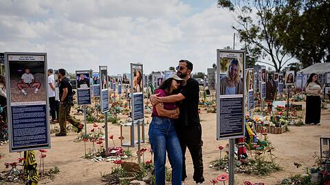 Ein fr&uuml;heres Gedenken an das Massaker, bei dem am 7. Oktober 2023 rund 1200 Menschen in Israel get&ouml;tet und mehr als 250 weitere entf&uuml;hrt worden waren. (Archivbild)