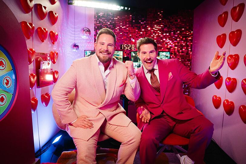 Benni und Dennis Wolter (rechts) mischen in ihrer Showreihe Dating- und Versteckte-Kamera-Elemente. Benni und Dennis Wolter (rechts) mischen in ihrer Showreihe Dating- und Versteckte-Kamera-Elemente.
