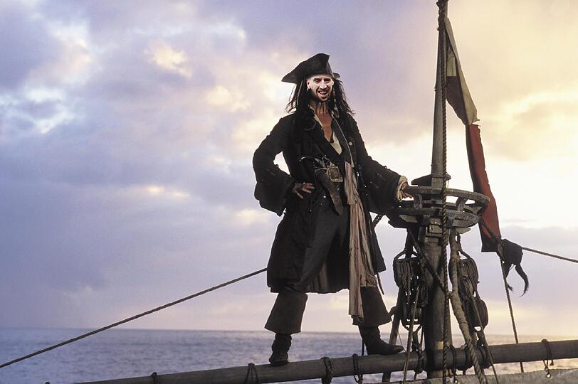 Freibeuter Franck - Ein bisschen sauer ist der Franzose schon, dass ihm dieser Captain Jack Sparrow seit ein paar Jahren den Rang abläuft. Schließlich kam Ribéry mehr oder weniger schon als Pirat zur Welt, in Boulogne-sur-Mer an der rauen Atlantikküste, von wo aus schon Julius Caesar die Invasion Britanniens anging. Nun ist aus dem Freibeuter Franck doch der Fußballer Franck geworden, aber an Fasching liebt er es den Piratensäbel zu schwingen.