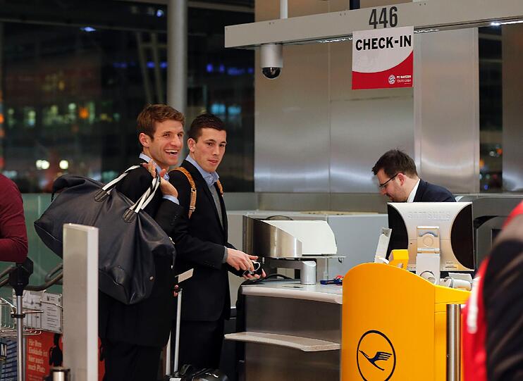 Die Bayern-Profis beim Abflug in München: Thomas Müller