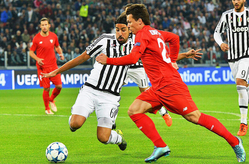 Sami Khedira ist nach seiner langen Verletzungspause zurück auf dem Platz und feiert mit Juve einen 2:0-Erfolg in Sevilla.