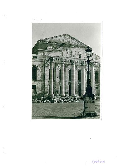 Auferstanden aus Ruinen: Das Nationaltheater im Jahr 1945, zwei Jahre zuvor wurde es durch einen Bombenagriff zerstört. Da ein Neubau zu kostspielig war, wurde es von 1958 bis 1963 zum stolzen Preis von 62 Millionen Mark rekonstruiert.