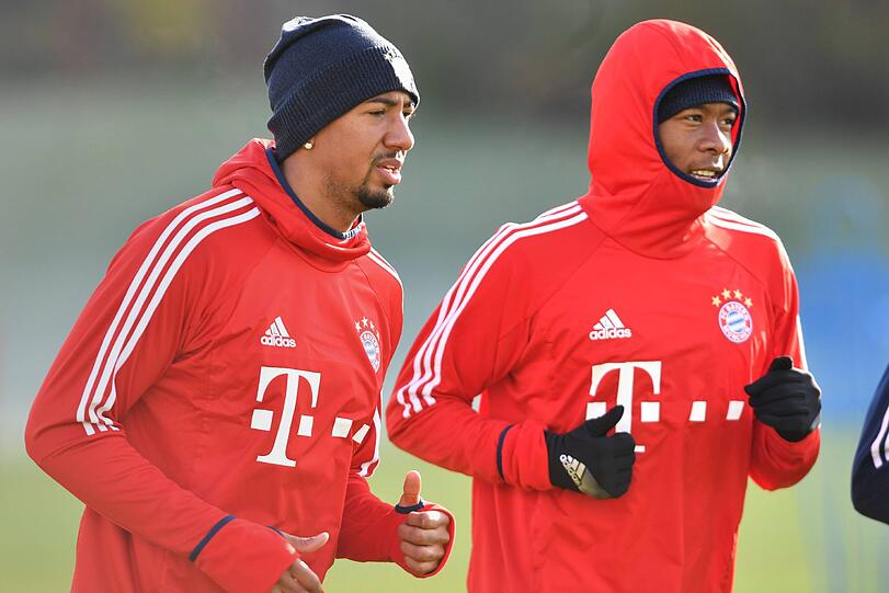 Am Dienstag drehen erstmals wieder Jerome Boateng und David Alaba ihre Runden auf dem Trainingsplatz. Bei winterlichen Temperaturen sind sie dick eingepackt.