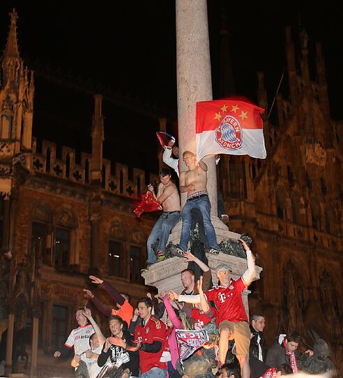 Die Fan-Party am Marienplatz: Bayern-Anhänger haben sogar die Mariensäule eingenommen. Die Bilder