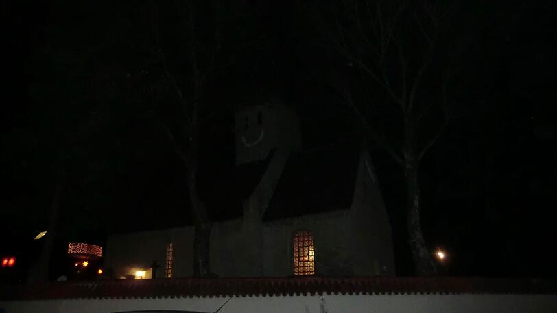 Da lacht der Kirchturm vom Nikolauskircherl (14. Jh) in der Flaschenträgerstraße