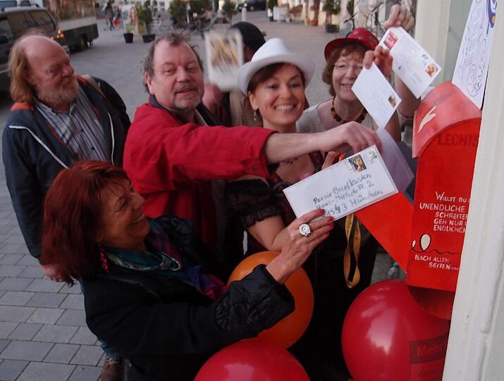 Über 300 Briefe wurden schon an den Poesie-Briefkasten am Hans-Mielich-Platz geschickt.