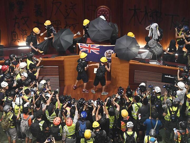 Demonstranten hissen im Hongkonger Parlament die Flagee der ehemaligen britischen Kolonie.