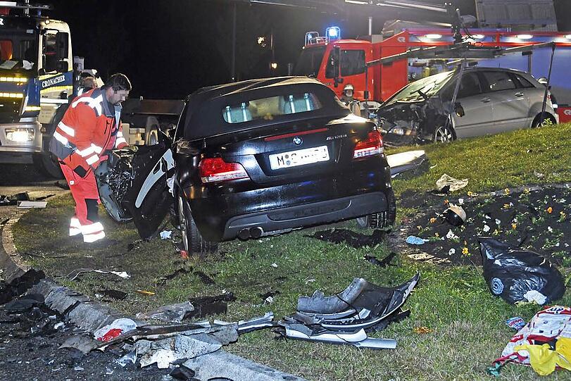 Durch die Wucht des Aufpralls wurden beide Fahrzeuge auf den Grashügel in der Mitte des Kreisverkehrs geschleudert.