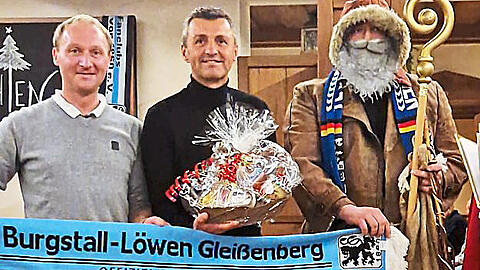 Besuch bei den Burgstall-Löwen: Köllner (M.). Foto: oh
