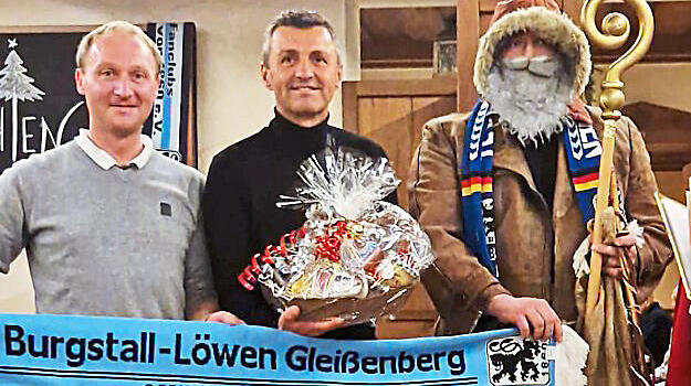 Besuch bei den Burgstall-Löwen: Köllner (M.). Foto: oh