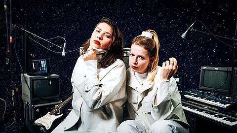 Klara Rebers (links) und Leoni Klinger spielen schon seit frühen Teenietagen zusammen Musik.