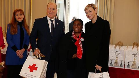 Fürst Albert II. und seine Frau Charlène verteilten beim Roten Kreuz Monaco Geschenke an ältere Menschen.