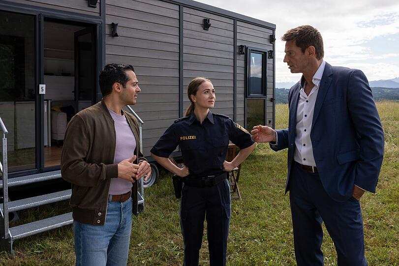 Polizistin Pia Arnbruck (Katharina Plank) informiert die beiden Kommissare Kilian Kaya (Baran Hêvî, links) und Sven Hansen (Igor Jeftić) über die ersten Ermittlungsergebnisse in der Tiny-House-Siedlung. Polizistin Pia Arnbruck (Katharina Plank) informiert die beiden Kommissare Kilian Kaya (Baran Hêvî, links) und Sven Hansen (Igor Jeftić) über die ersten Ermittlungsergebnisse in der Tiny-House-Siedlung.