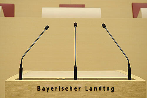 Verwaist. Auch wenn Promis kommen, bleibt der Landtag oft leer: zu oft, findet Präsidentin Barbara Stamm.