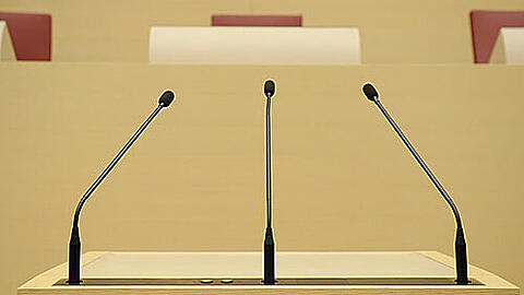 Verwaist. Auch wenn Promis kommen, bleibt der Landtag oft leer: zu oft, findet Präsidentin Barbara Stamm.