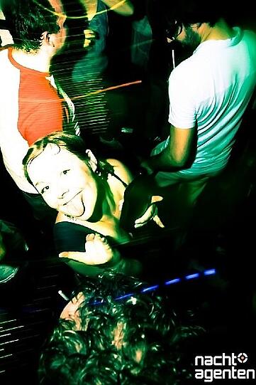 Der totale Trash im 8 Below am Freitag: Die Partyreihe "Hyper Hyper". Unter Sauna-Temperaturen tanzen die Massen zu Musik aus den 90ern. Weitere Fotos von der Veranstaltung gibt's unter www.nachtagenten.de.