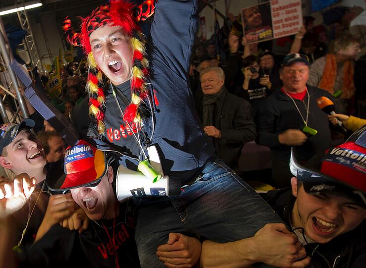 Nach Sebastian Vettels drittem WM-Sieg flippen die Fans in seiner Heimatstadt Heppenheim völlig aus. Die Bidler vom Freudentaumel