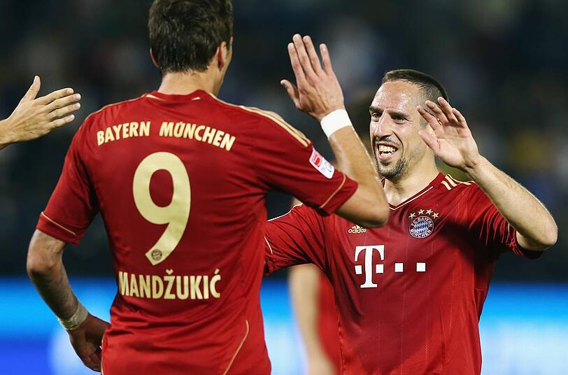 Mario Mandzukic und Franck Ribéry bejubeln das 4:0 beim 5:0-Testspielsieg des FC Bayern gegen Schalke 04 in Doha, Katar.