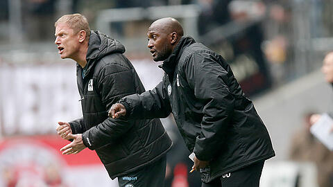 Das Trainer-Gespann an der Seitenlinie: Chefcoach Fröhling (l.) und Assistent Benjamin.