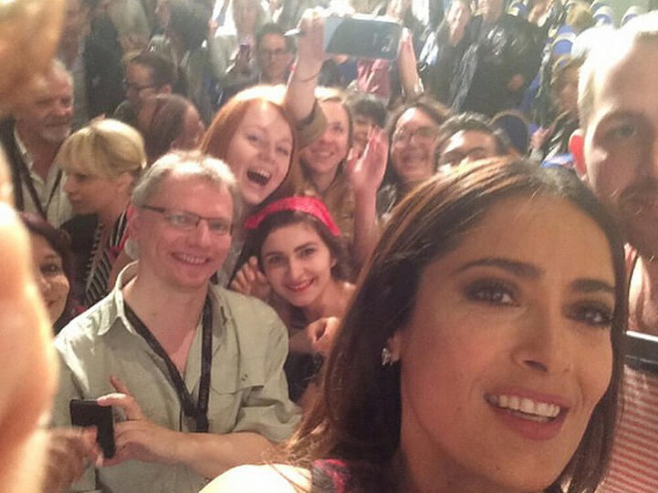 Salma Hayek (48) hat jede Menge Fans im Rücken. Zumindest auf ihrem Selfie, dass sie vom roten Teppich aus Cannes postete. "Presse für Tale of Tales. Ich kann keine Selfies #cannes2015 #TaleofTales", erklärte sie ihr Bild.