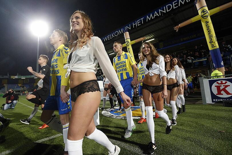 Einlaufkinder waren gestern: Die Bilder von den Einlaufmodels des RKC Waalwijk.