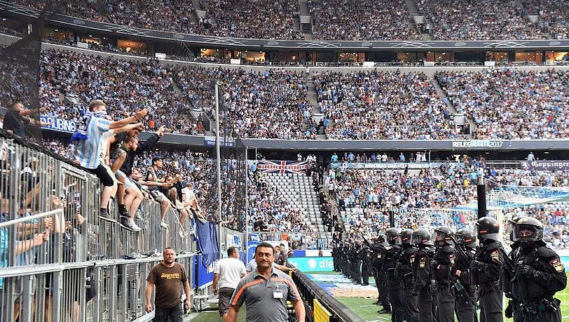 Zehn Minuten vor Ende rasten einig Löwen-Fans komplett aus. Es fliegen Sitzschalen und Metallstangen aufs Spielfeld. Zehn Minuten vor Ende rasten einig Löwen-Fans komplett aus. Es fliegen Sitzschalen und Metallstangen aufs Spielfeld.