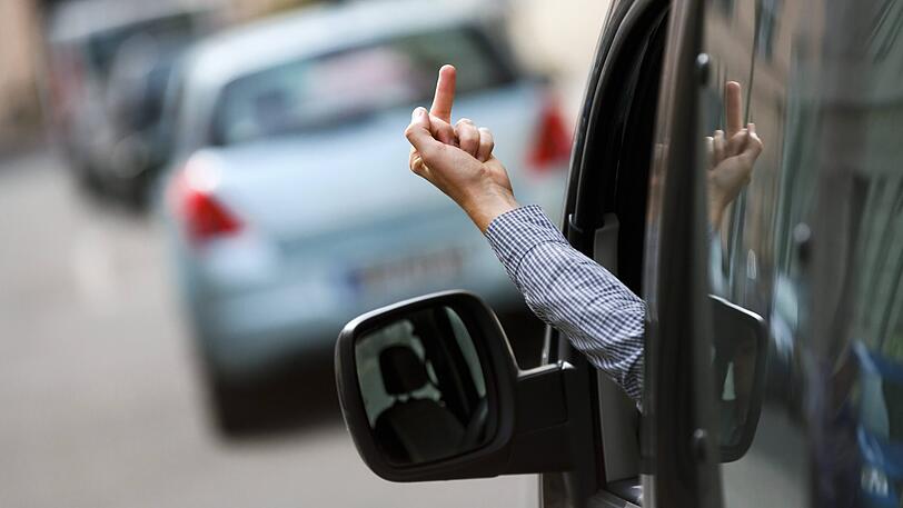 Streit Verkehr Symbolbild Aggression aggressiv Symbolfoto Illustration Gewalt Straße Straßenverkehr