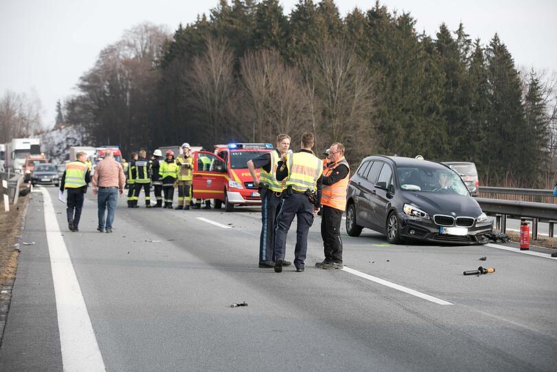Auf der A8 ist am Mittwochnachmittag ein schwerer Unfall passiert. Ein Geisterfahrer raste in den Gegenverkehr.