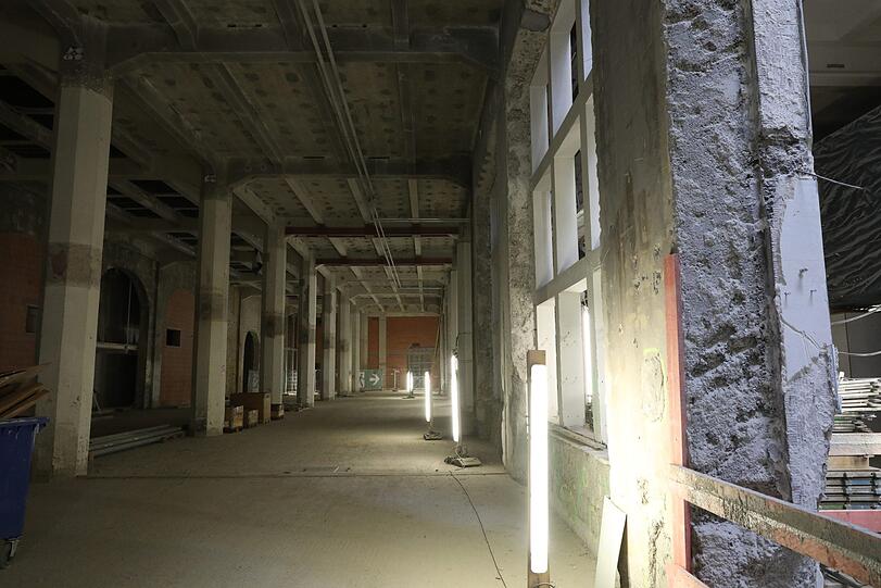 Nicht mehr wiederzuerkennen: Wände, Böden, Decken sind auf allen Stockwerken im Sammlungsgebäude in den Rohbau zurückversetzt.