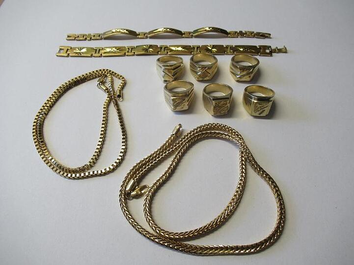 Sichergestellter Schmuck liegt bei der Polizei. Foto: -/Polizeipräsidium Oberpfanz/dpa/Archivbild