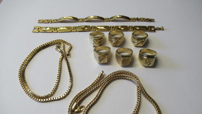 Sichergestellter Schmuck liegt bei der Polizei. Foto: -/Polizeipräsidium Oberpfanz/dpa/Archivbild Sichergestellter Schmuck liegt bei der Polizei. Foto: -/Polizeipräsidium Oberpfanz/dpa/Archivbild