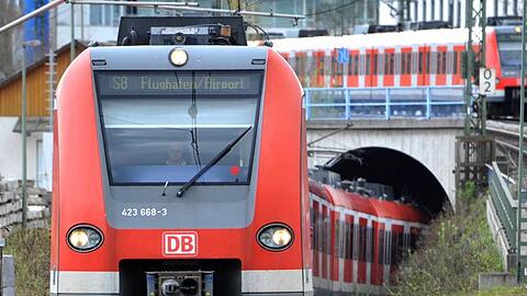 Eine S-Bahn fährt in München aus einem Tunnel. Foto: Frank Leonhardt/Archiv