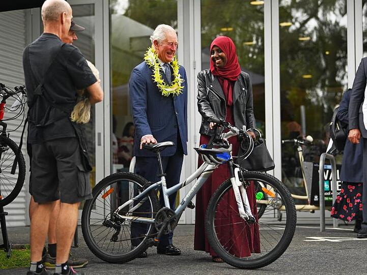 Prinz Charles besucht die "Bike Kitchen", wo gespendete Fahrräder für bedürftige Menschen aufbereitet werden.