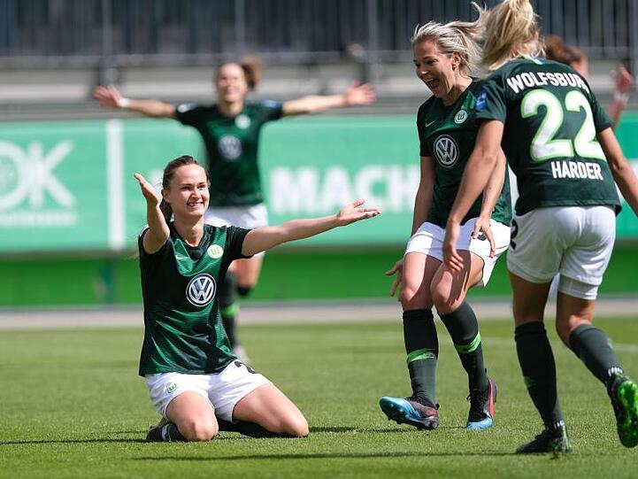 Wolfsburgs Pernille Harder (r) bejubelt ihren Treffer zum 1:0 gegen Turbine Potsdam. Foto: Peter Steffen/Archivbild