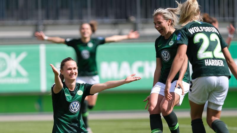 Wolfsburgs Pernille Harder (r) bejubelt ihren Treffer zum 1:0 gegen Turbine Potsdam. Foto: Peter Steffen/Archivbild Wolfsburgs Pernille Harder (r) bejubelt ihren Treffer zum 1:0 gegen Turbine Potsdam. Foto: Peter Steffen/Archivbild
