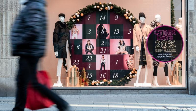 Ein weihnachtlich dekoriertes Schaufenster in Essen.