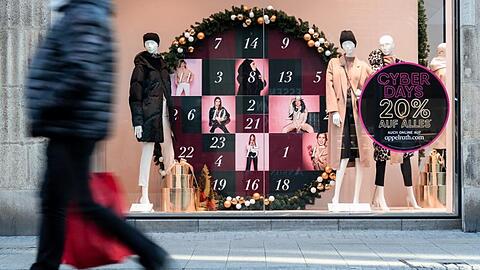 Ein weihnachtlich dekoriertes Schaufenster in Essen.