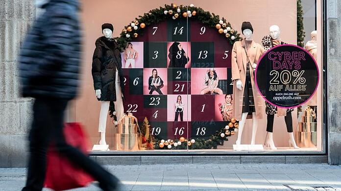 Ein weihnachtlich dekoriertes Schaufenster in Essen.