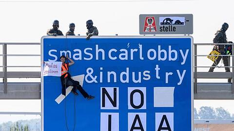 Protest: Ein Aktivist hängt an einer Schilderbrücke über der Autobahn A9 bei Fürholzen in Richtung München.