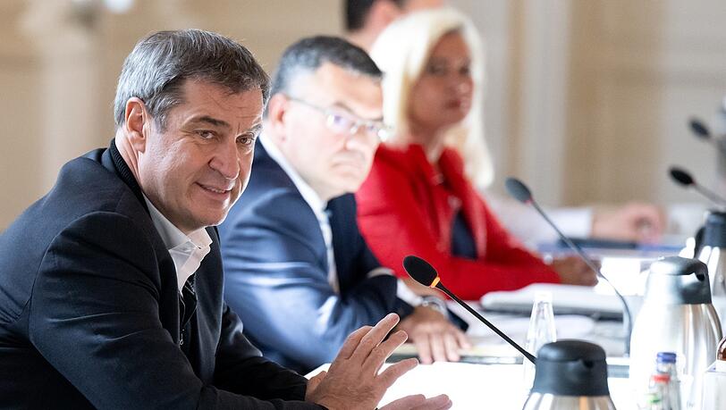 Söder (l.) bei der sonntäglichen Sitzung.