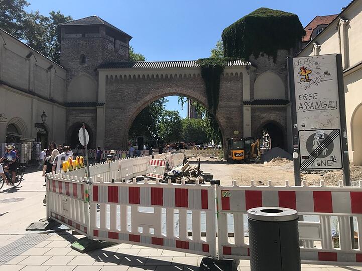 Von der Sendlinger Straße aus gesehen steht das Sendlinger Tor gerade zur Hälfte im Sand. Immerhin durch einen schmalen Weg zwischen Absperrungen kann man noch durchgehen.