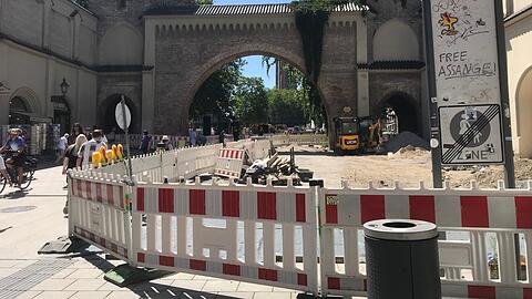 Von der Sendlinger Straße aus gesehen steht das Sendlinger Tor gerade zur Hälfte im Sand. Immerhin durch einen schmalen Weg zwischen Absperrungen kann man noch durchgehen.