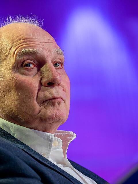 Bayerns Ehrenpr&auml;sident Uli Hoene&szlig; r&auml;t dem Fu&szlig;ball-Bundesligisten Eintracht Frankfurt, seine Stars langfristig zu binden. (Archivbild)